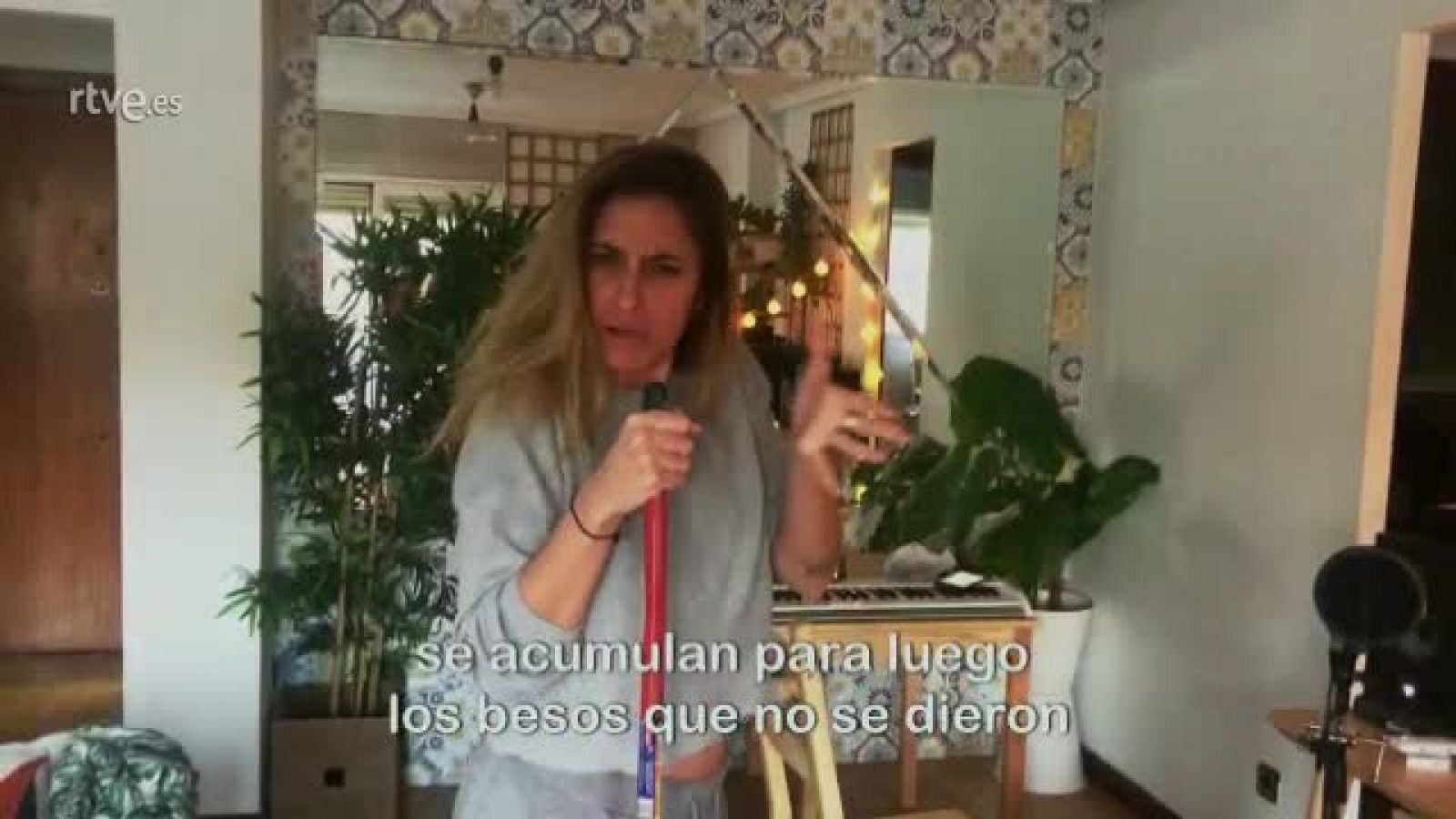 "Quédate en tu casa", la canción de Adrià Salas con la que 16 artistas confinados animan la cuarentena