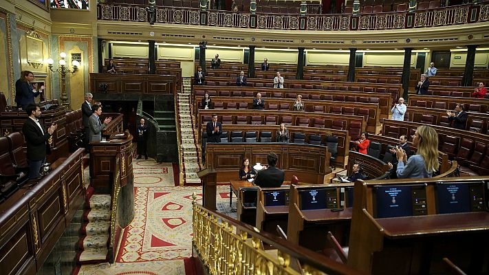 Batet interrumpe el pleno para el aplauso del Congreso a los diputados