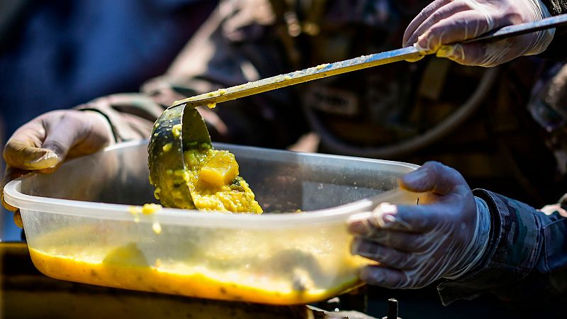 El Estadio de fútbol de Quilmes, a las afueras de Buenos Aires, se ha convertido en la base logística del Ejército ante la emergencia. Han repartido 1.500 raciones de comida al día. La ayuda se queda corta. Unas 300.000 personas, la mitad de este municipio, viven en la pobreza. 