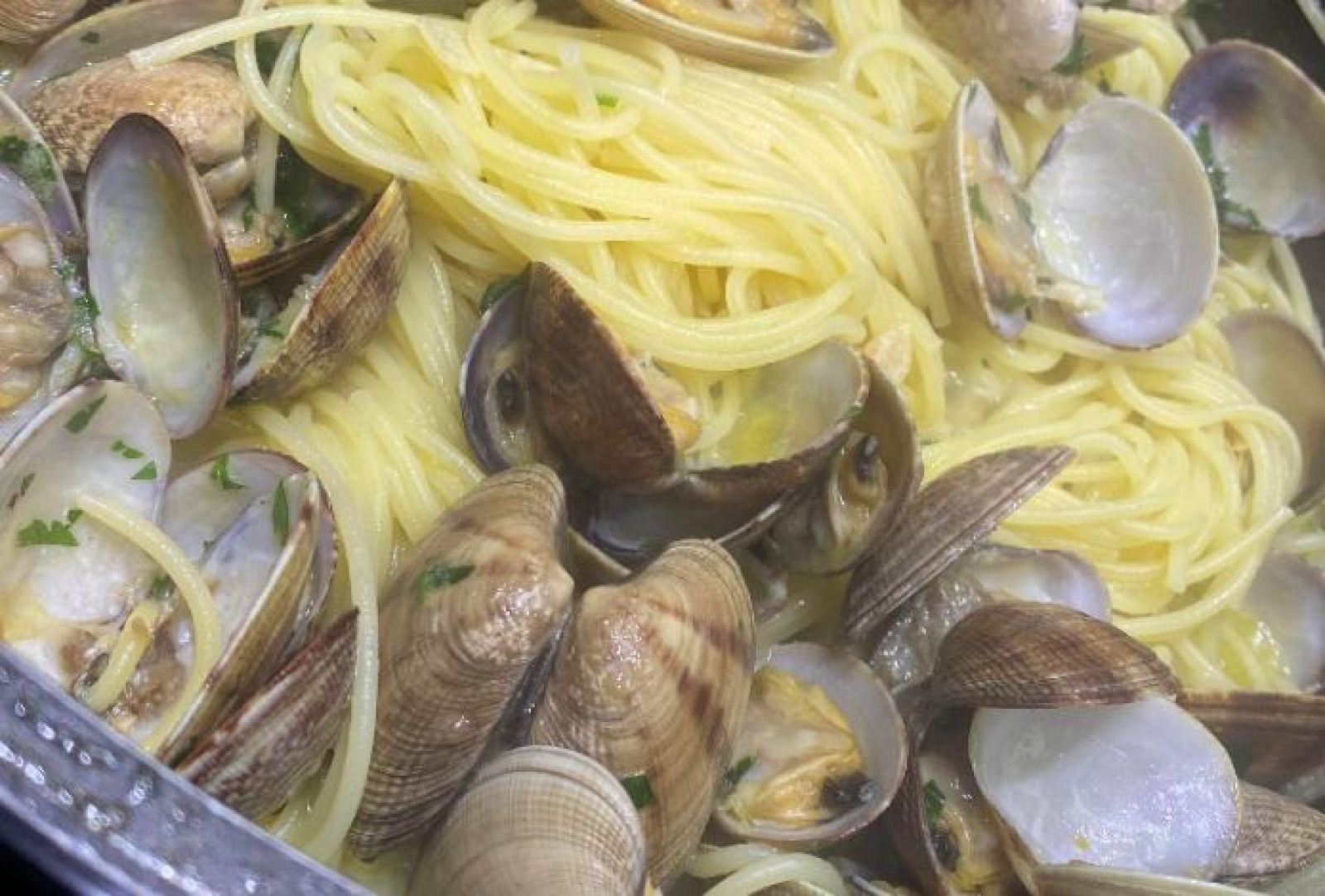 Vídeoreceta de Spaghetti con almejas frescas 