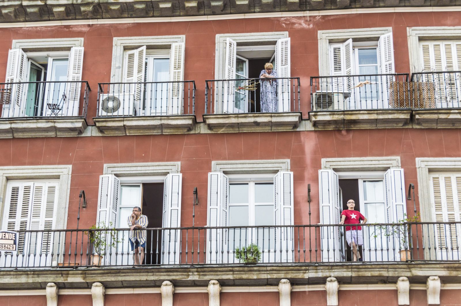 Historias que ocurren en los balcones en tiempos de cuarentena