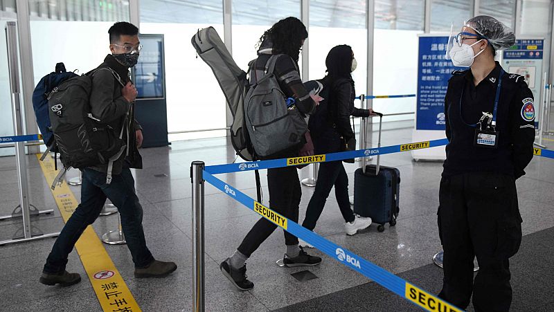 Vídeo: China prohíbe la entrada de extranjeros en el país por el coronavirus