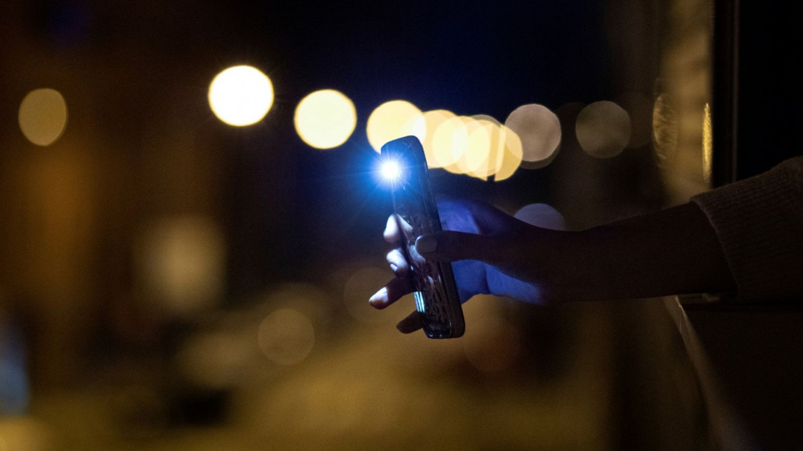 Miles de destellos desde los balcones marcan una 'Hora del Planeta' muy virtual por el confinamiento | Ver