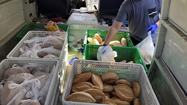 Telediario 1 - Voluntarios llevan comida a familias en el barrio sevillano de las "3.000 viviendas" durante el aislamiento