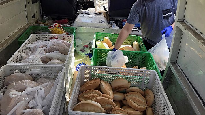 Voluntarios llevan comida a familias en el barrio sevillano de las "3.000 viviendas" durante el aislamiento