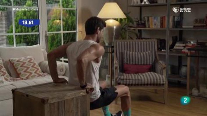 Muévete en casa - ¡Trabaja los tríceps con un mueble y una botella de agua!