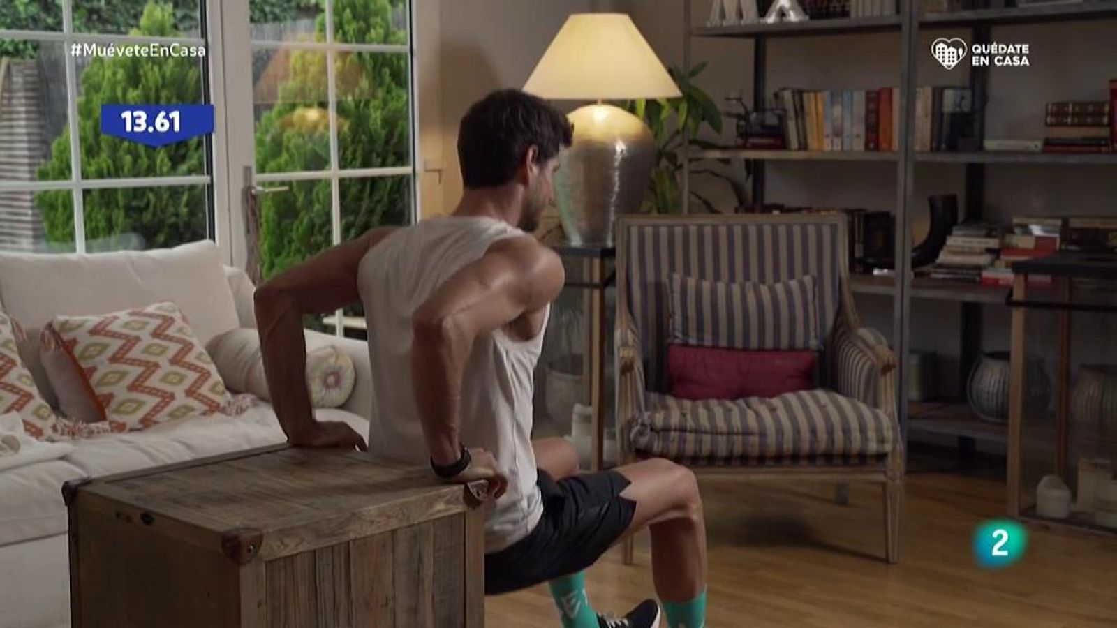 ¡Trabaja los tríceps con un mueble y una botella de agua!