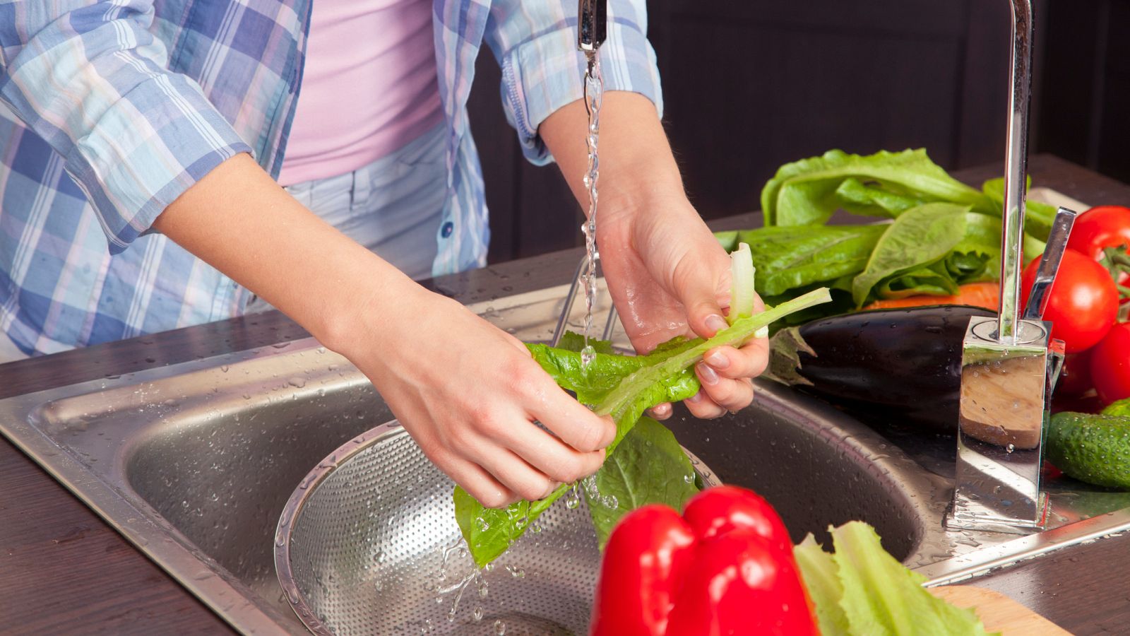 Telediario 1: ¿Me puedo contagiar con los productos que compro en el supermercado o la farmacia? | RTVE Play