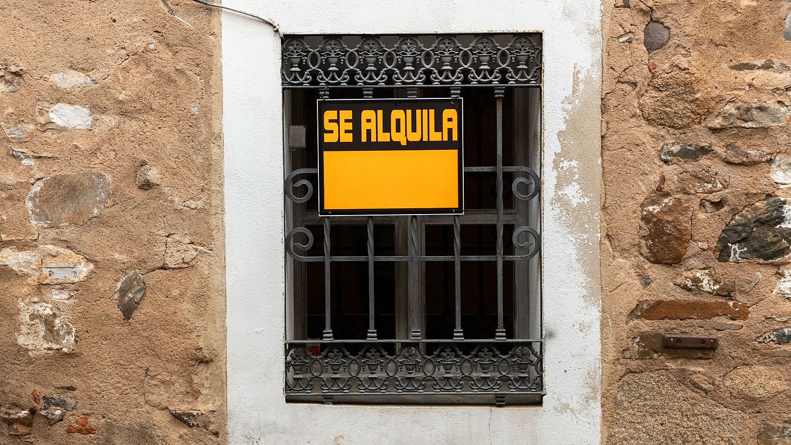 El Gobierno prohibirá los desahucios a los afectados eocnomicamente por el coronavirus - RTVE.es - Telediario 1 | Ver