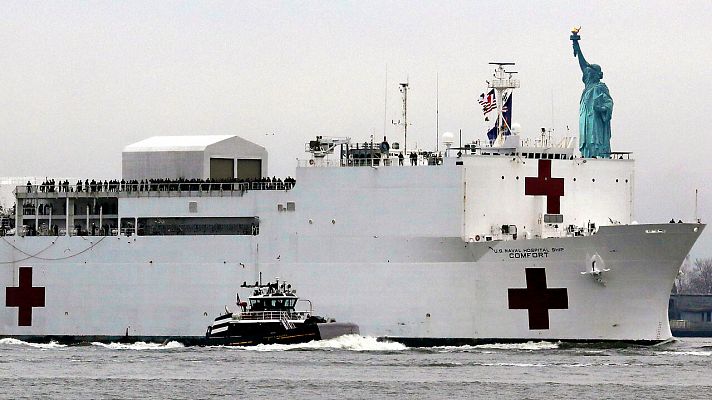 Llega a Nueva York el buque prometido por Trump de ayuda contra el coronavirus
