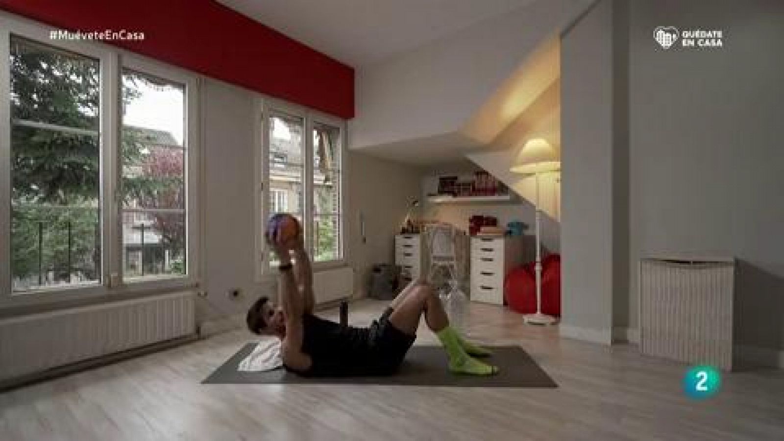 Muévete en casa - ¡Trabaja los abdominales con una pelota!