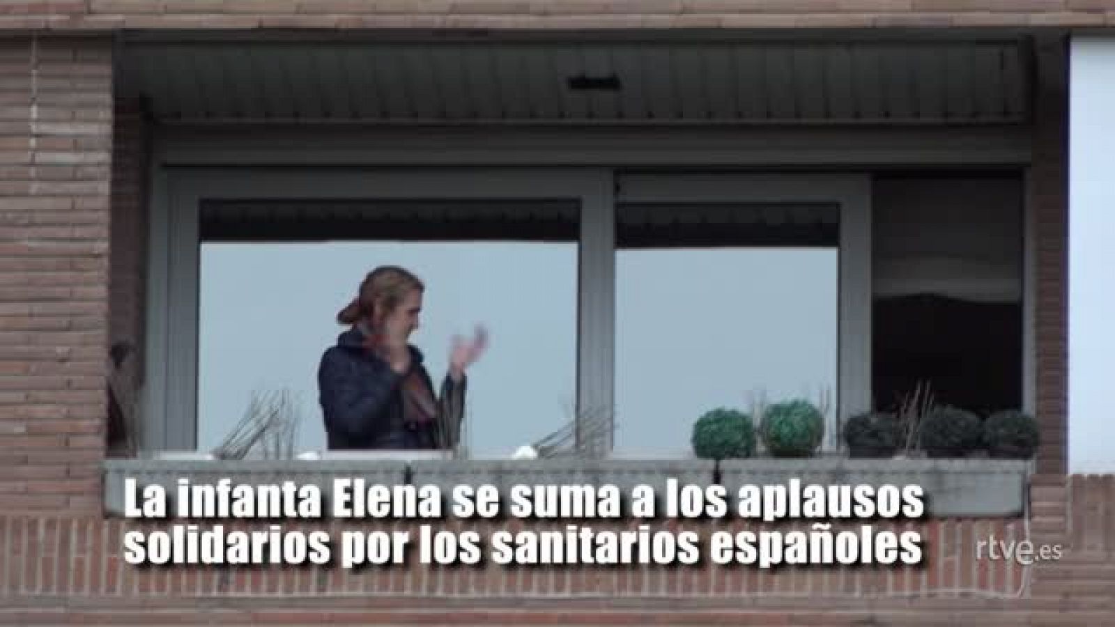 La Infanta Elena aplaude a los sanitarios desde su terraza