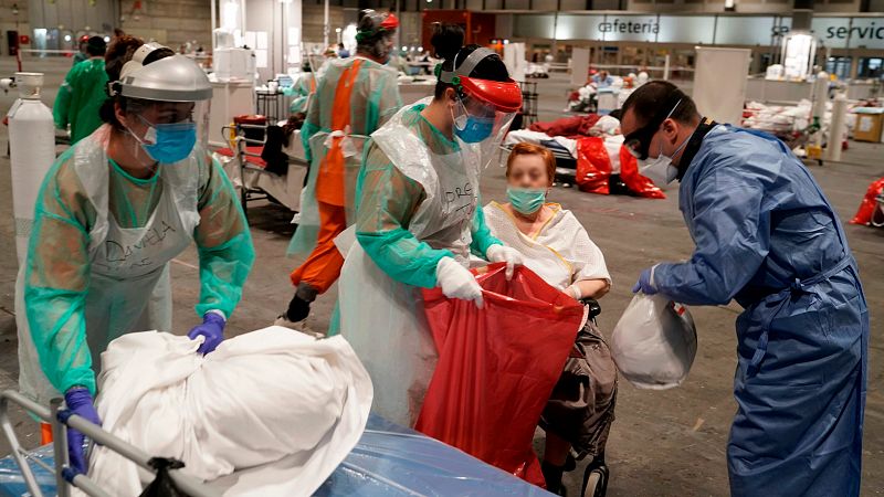 Después de las denuncias de profesionals sanitarios por las condiciones de trabajo en IFEMA, la Consejería de Sanidad de Madrid reconoce "desajustes" de funcionamiento del hospital de campaña, aunque asegura que ya se han corregido. Hay 850 personas