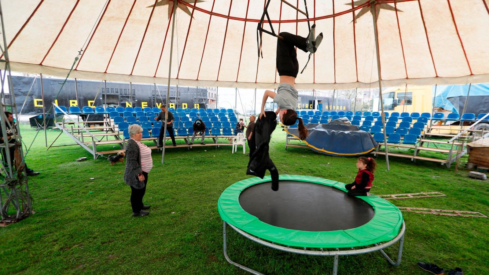 Varios miembros de un circo quedan confinados en sus caravanas por el estado de alerta