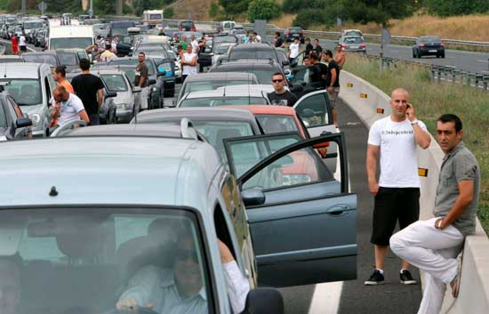 Las principales retenciones en las carreteras se registran en las vías que conducen a la costa mediterránea y en las salidas de las ciudades de Barcelona y Sevilla, según los últimos datos facilitados por la DGT.