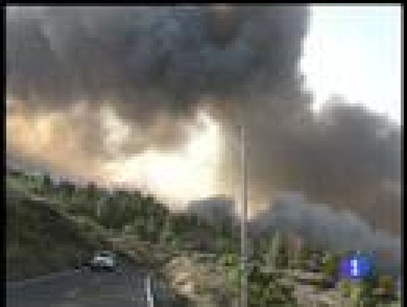 Sigue sin control el incendio de la isla de La Palma, que ha obligado a desalojar a cuatro mil personas de dos municipios. 