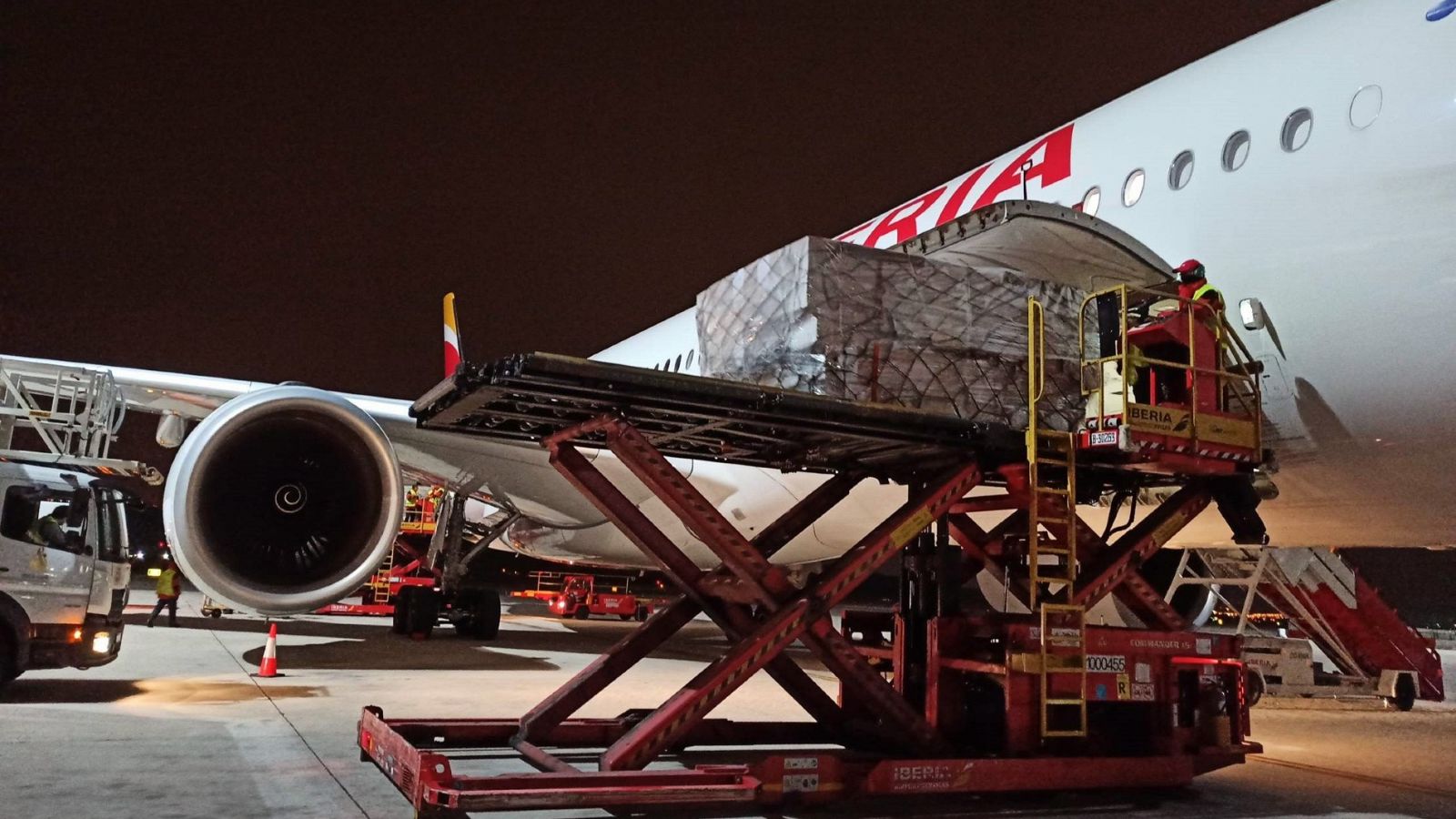 Llegan a Madrid dos aviones cargados con material sanitario de China y Turquía