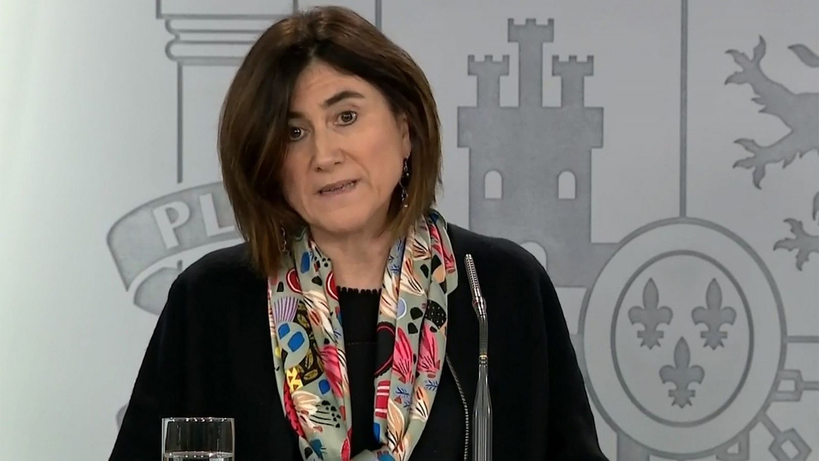 María José Sierra ha informado que el número de pacientes ingresados en UCIs es de 6.092 . Este dato, ha matizado Sierra, refleja diferencias entre comunidades autónomas, ya que algunas cifran ese número en los casos de este pasado miércoles y otras en el total acumulado que ha estado ingresado hasta el momento.