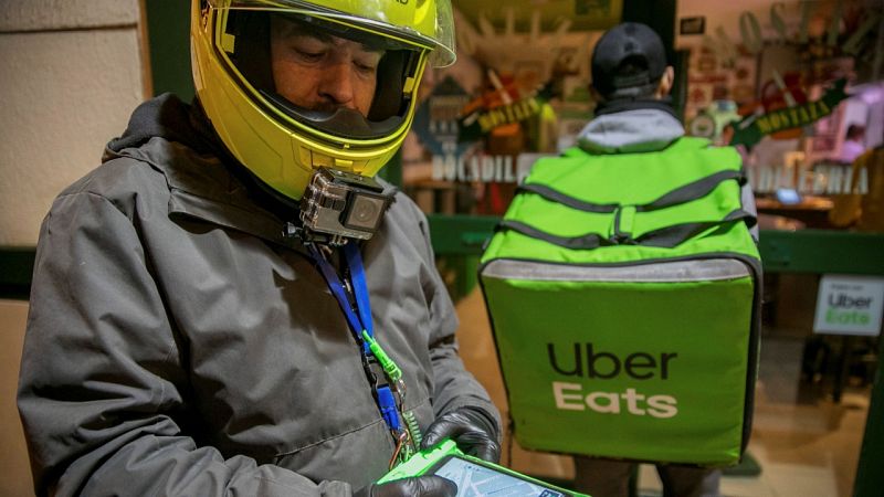 Los 'riders', trabajadores esenciales durante el estado de alarma en todo el mundo