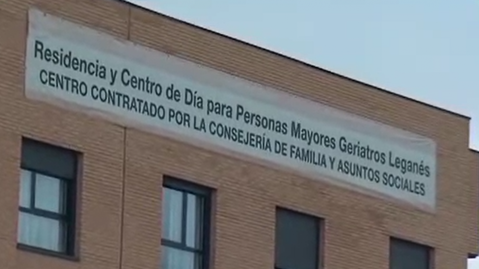 La UME desinfecta una de las residencias de mayores en Leganés donde han fallecido 30 personas - RTVE.es