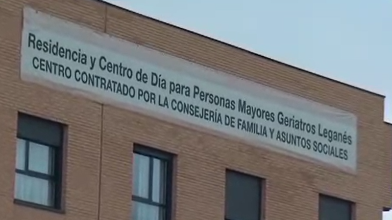 La UME desinfecta una de las residencias de mayores en Leganés donde han fallecido 30 personas - RTVE.es | Ver