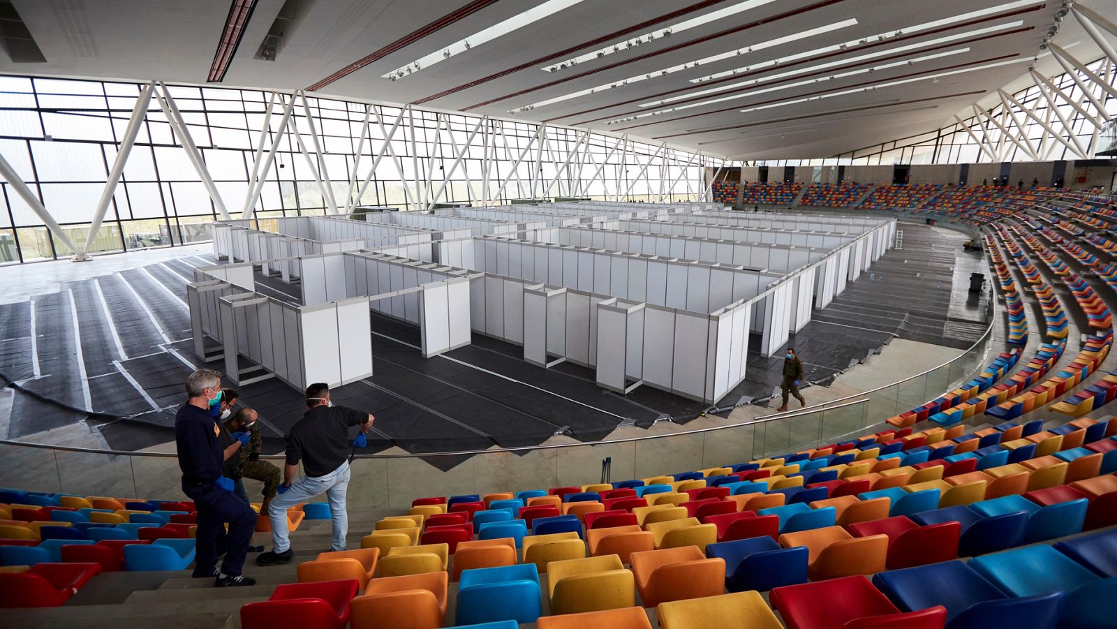 Las UCI de Cataluña al límite y baja la presión en Madrid