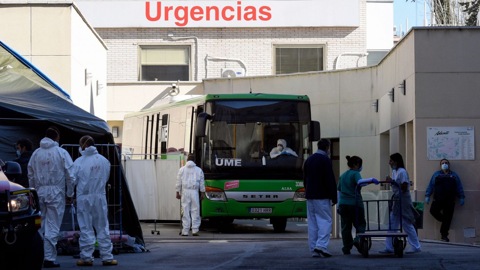 Sanidad celebra que se vaya reduciendo la presión sobre las UCIS pero advierte de que hay que mantener las medidas de prevención