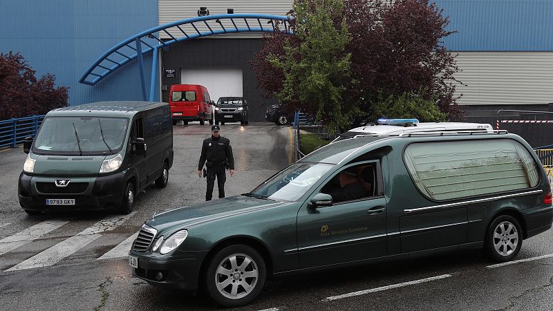 El número de muertos está saturando las funerarias en ciudades como Madrid. La funeraria municipal asegura que los entierros y las incineraciones se han triplicado, y ya están estudiando trasladar algunos fallecidos a otras regiones.