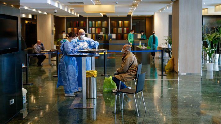 Telediario 1 - Sanitarios contagiados se hospedan en hoteles para proteger a su familia