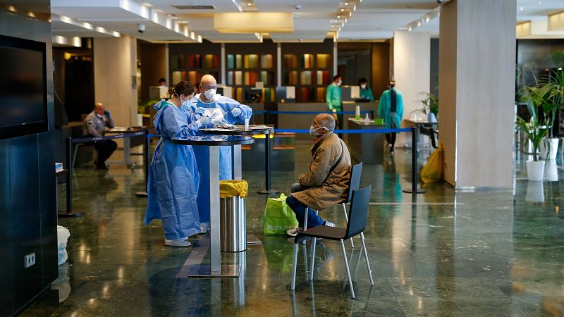 Casi 10.000 profesionales sanitarios han dado positivo por coronavirus en España, el país de mayor porcentaje entre los afectados por la pandemia. Algunos de ellos han preferido mudarse estos días a hoteles para evitar contagiar a sus familias.