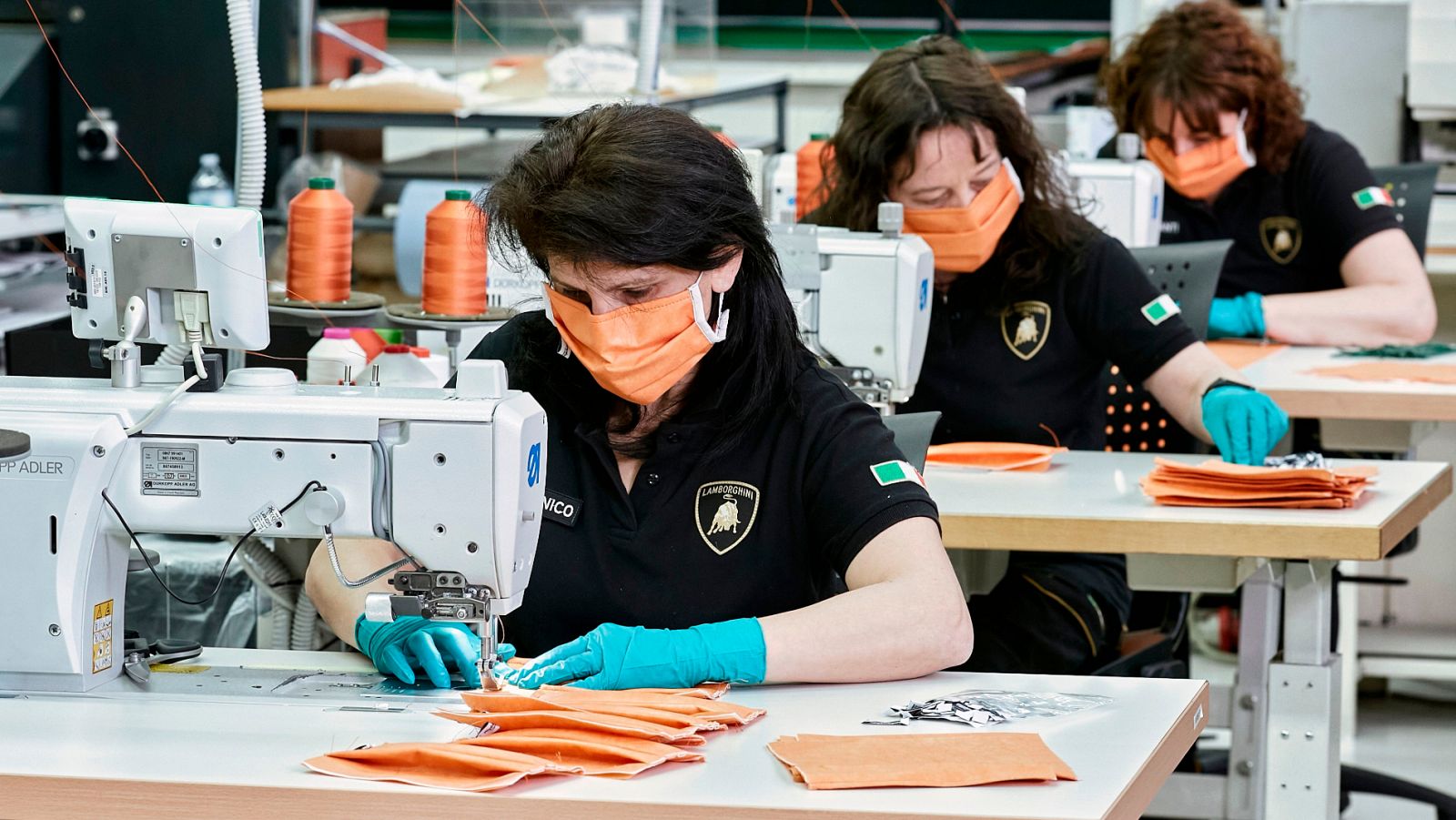 Vídeo: Lamborghini, Prada, Armani y pequeñas empresas se reinventan fabricando mascarillas en Italia