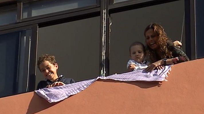 Telediario 1 - La Policía felicita el cumpleaños a Marcos, un niño de cinco años que padece cáncer