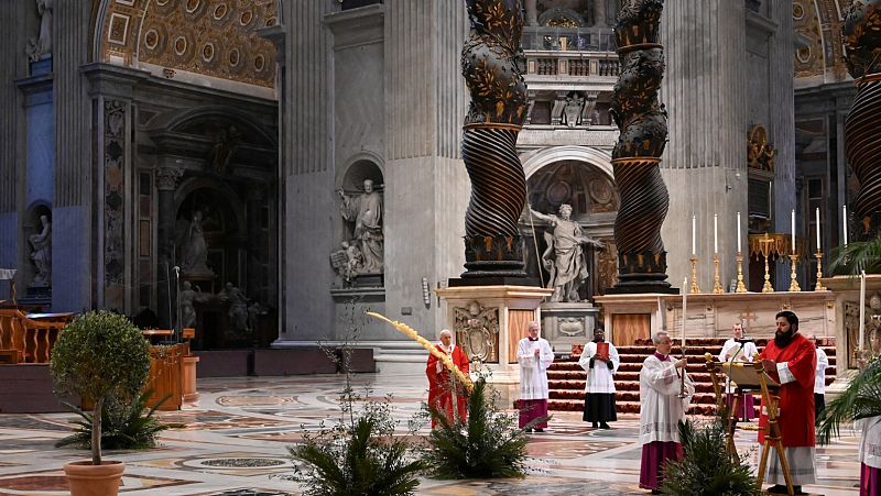 El papa celebra un atípico Domingo de Ramos sin fieles