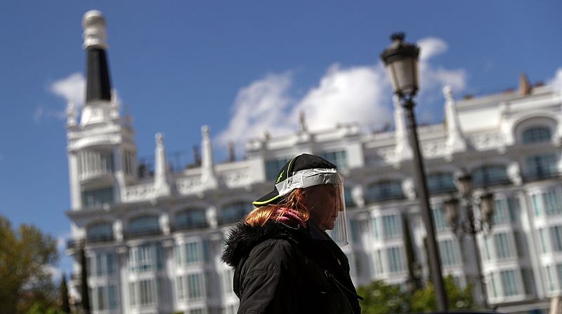 Bajan los contagios y los ingresos en las UCI y Sanidad se prepara para una fase de desescalada del coronavirus