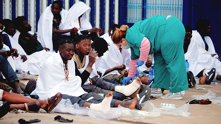 Una cincuentena de inmigrantes saltan la valla de Melilla en una entrada "masiva y violenta"