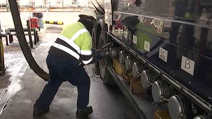 Telediario 1 - Las empresas petroquímicas refuerzan las medidas de seguridad para seguir ofreciendo un servicios esencial frente al coronavirus