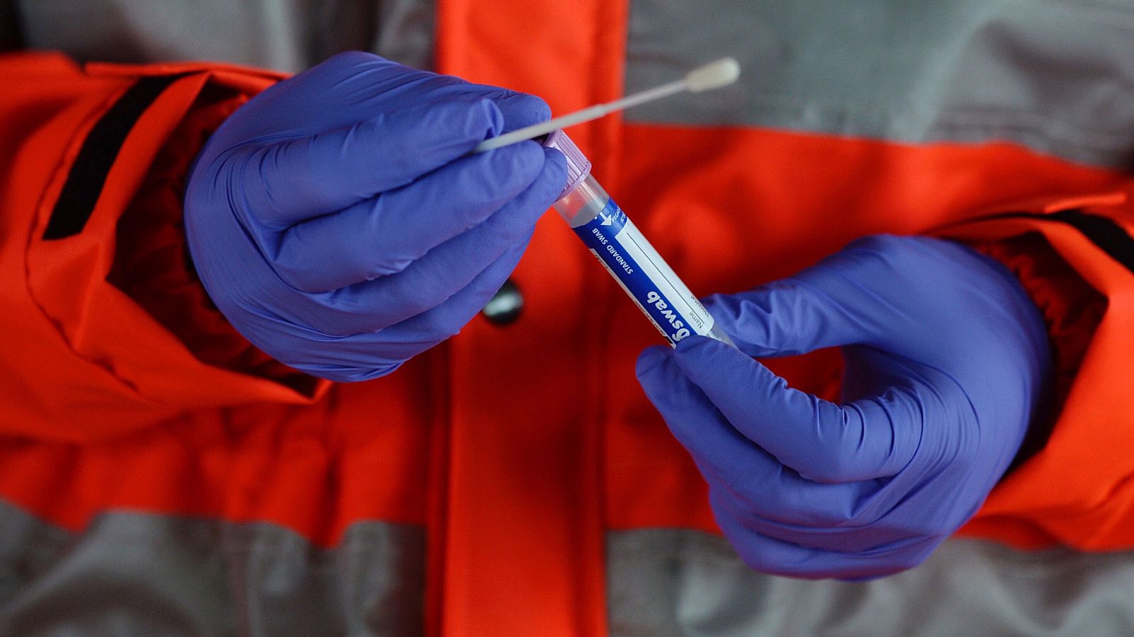 En las próximas horas se empezarán a utilizar un millón de test rápidos. Estas pruebas, que detectan anticuerpos frente al coronavirus, irán primero a hospitales y residencias de ancianos. También se espera hacer con ellos un estudio de toda la pobla
