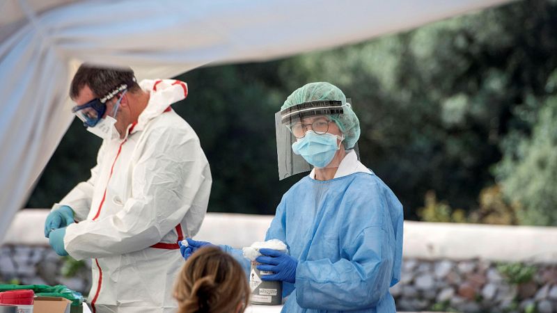 Las partículas expulsadas en un estornudo podrían permanecer en el aire hasta tres horas