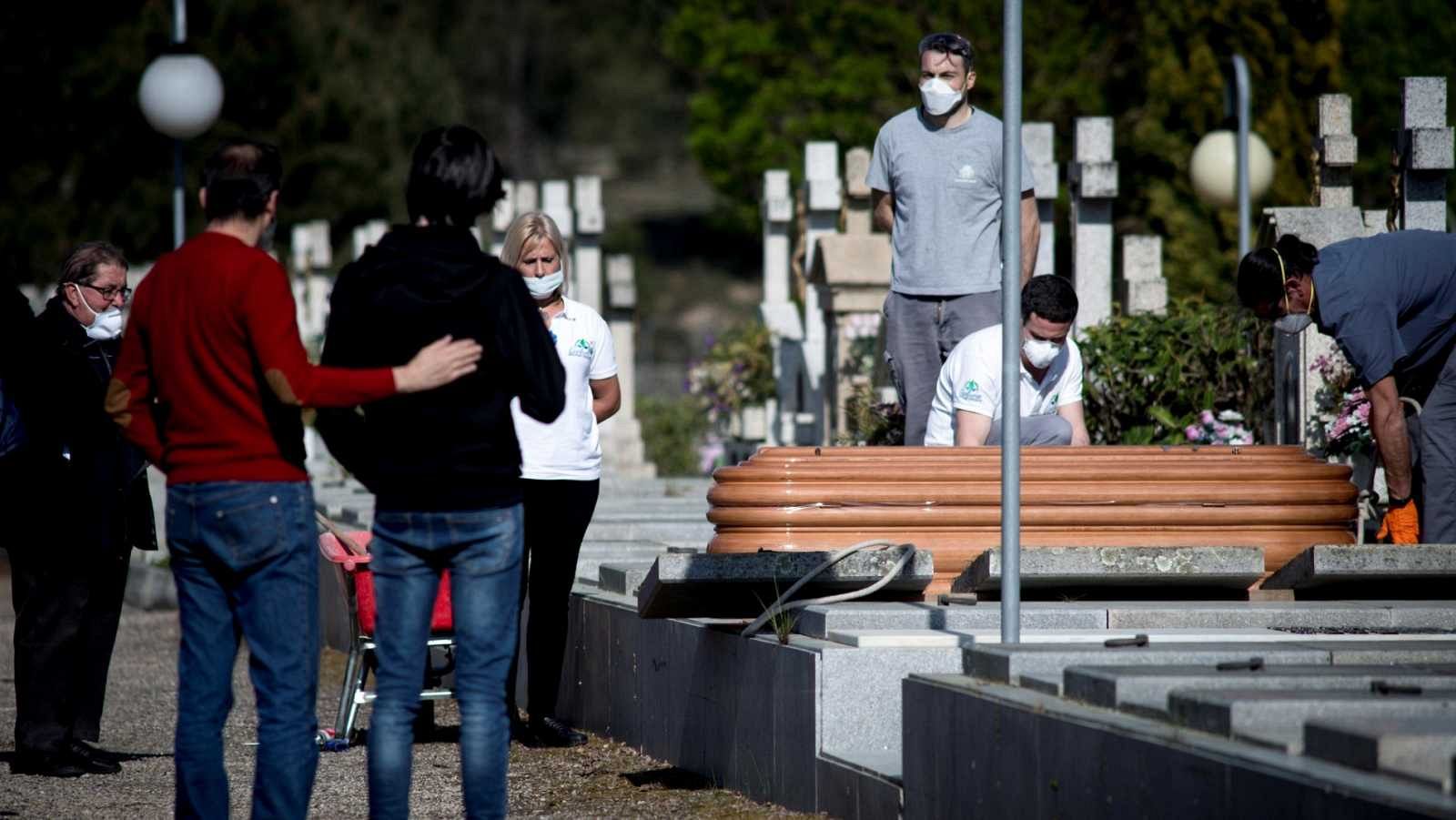 Los entierros con coronavirus en Castilla-La Mancha multiplican por 2,5 la cifra oficial de fallecidos - RTVE.es