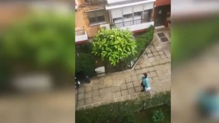 Telediario 1 - Aplausos para Mari Carmen, una vecina de Triana, al darle el alta del coronavirus