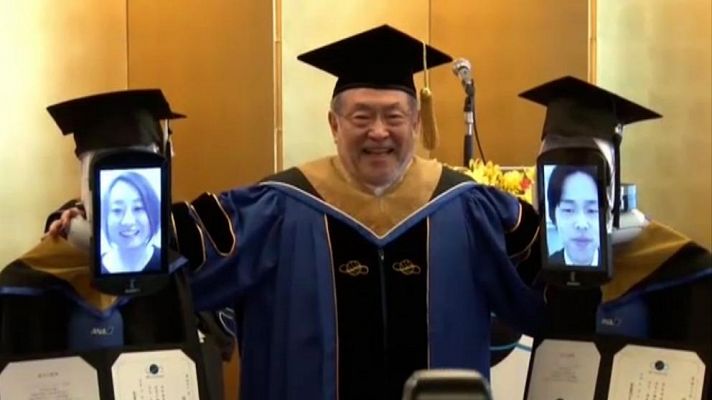 Una universidad de Japón celebra una graduación virtual con robots en representación del alumnado