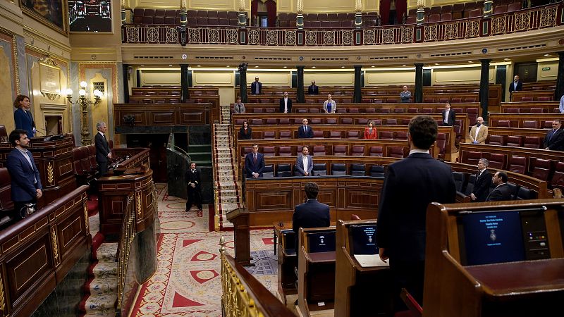 El Pleno del Congreso ha arrancado este jueves con un minuto de  silencio por las más de 14.500 personas que han fallecido ya en  España a causa del coronavirus y con las palabras de la presidenta de  la Cámara, Meritxel Batet, agradeciendo a los ciu