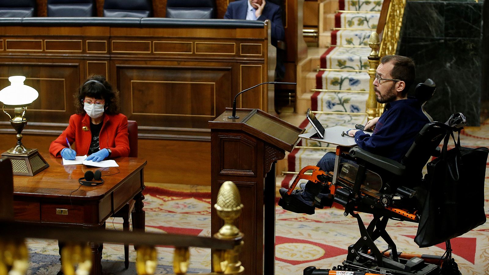 El portavoz de Unidas Podemos en el Congreso de los Diputados, Pablo Echenique, ha cargado duramente contra Vox y el PP por cómo están actuando ante "la peor epidemia" que azota al país en los últimos 100 años. Ha acudado al partido de Santiago Abasc