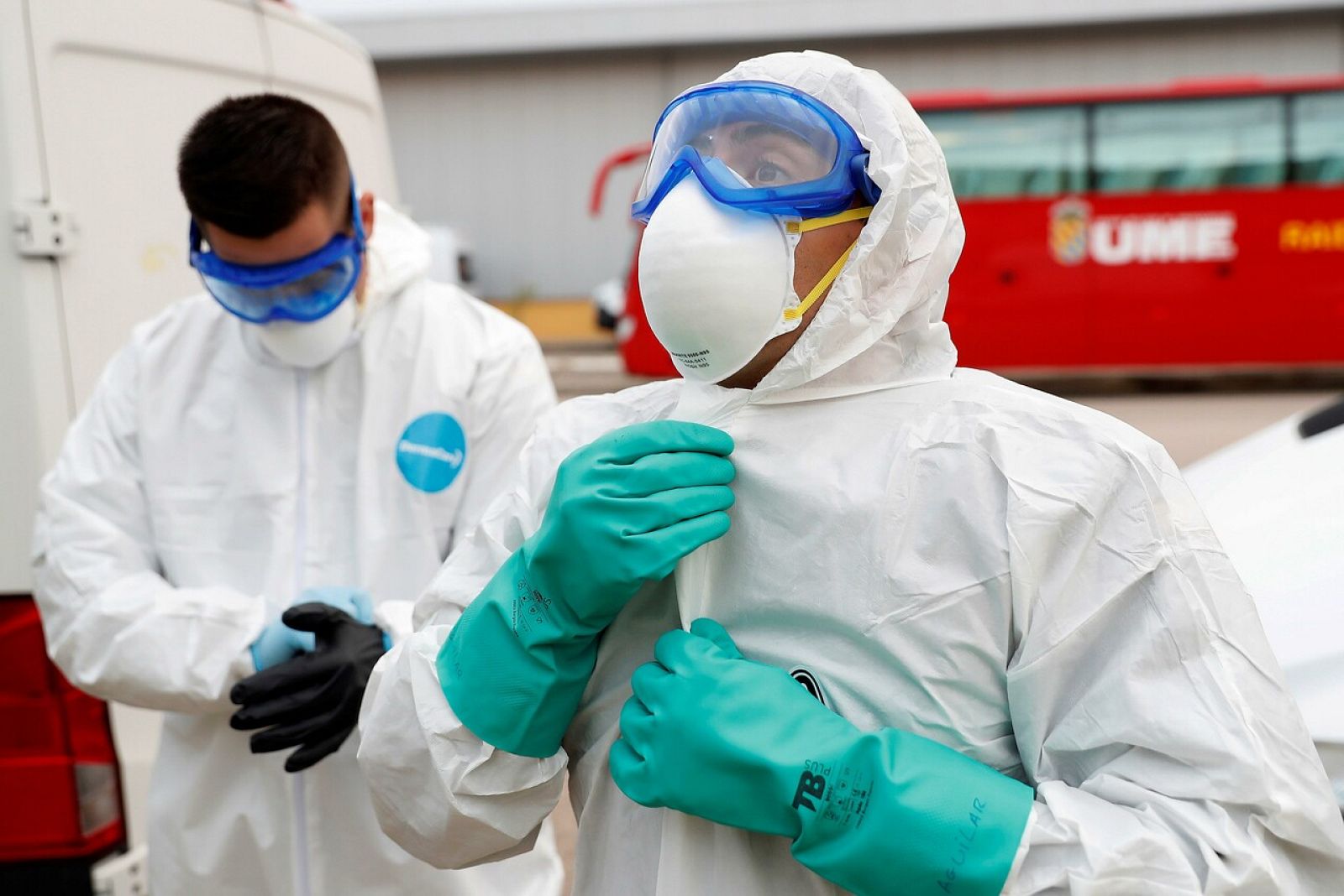 La UME enseña a los trabajadores de las residencias cómo evitar los contagios -RTVE.es | Ver