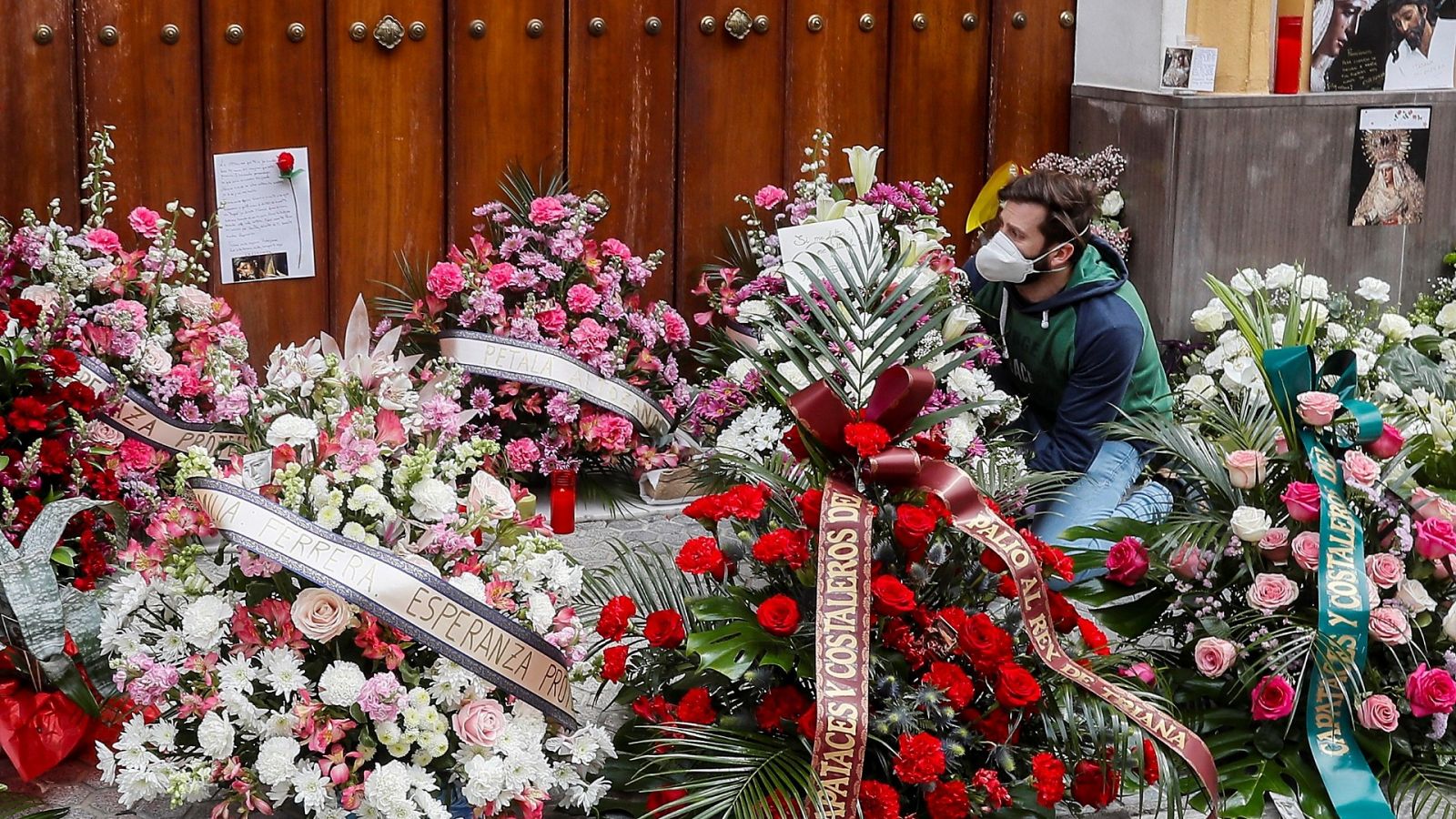 Flores y música en Sevilla, en un Jueves Santo sin procesiones por el coronavirus - RTVE.es