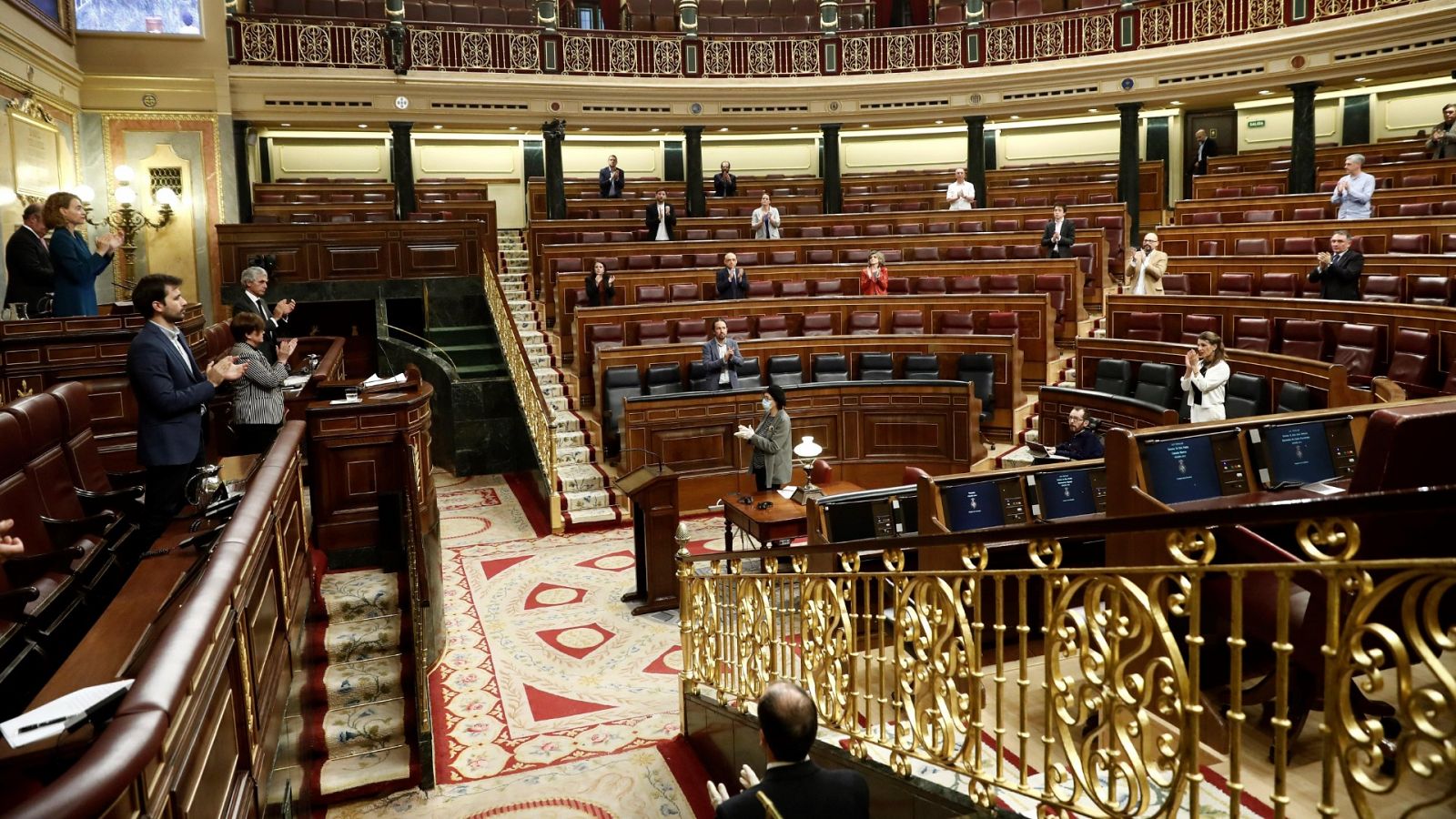 El Congreso vuelve a parar el pleno para sumarse a los aplausos a los sanitarios