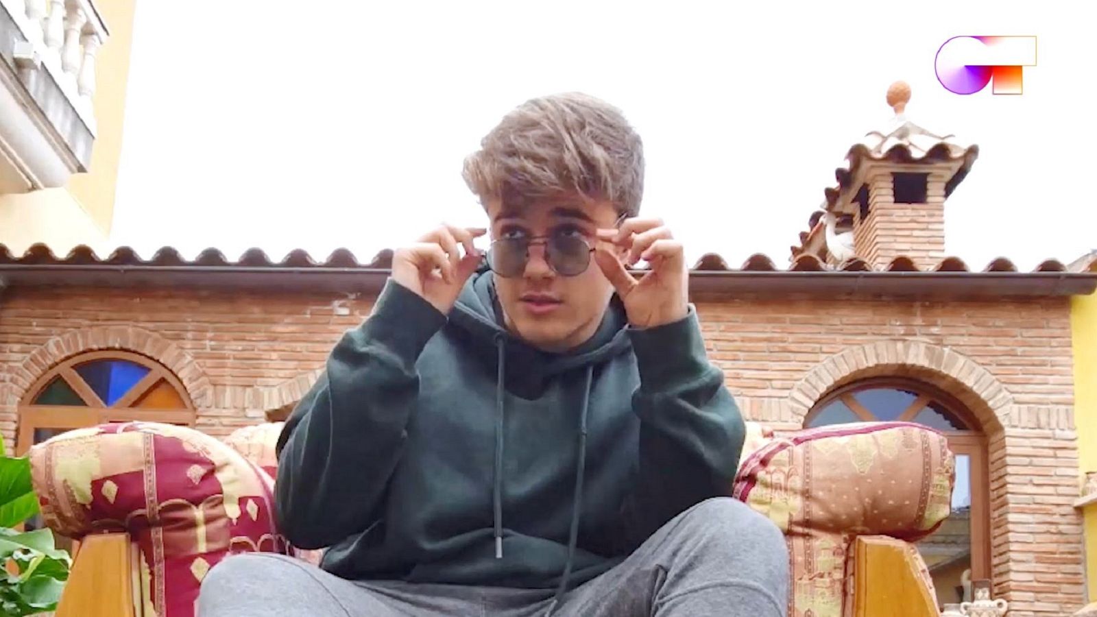 Gèrard canta "Contando lunares" en el tercer pase de micros de #QuedOTenCasa