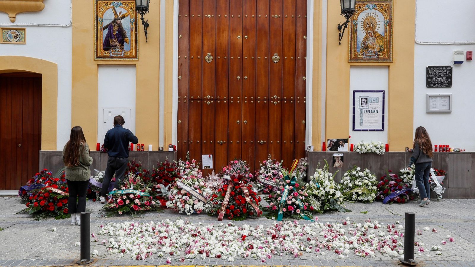'Madrugá' solitaria y extraña en Sevilla ante el confinamiento por la pandemia