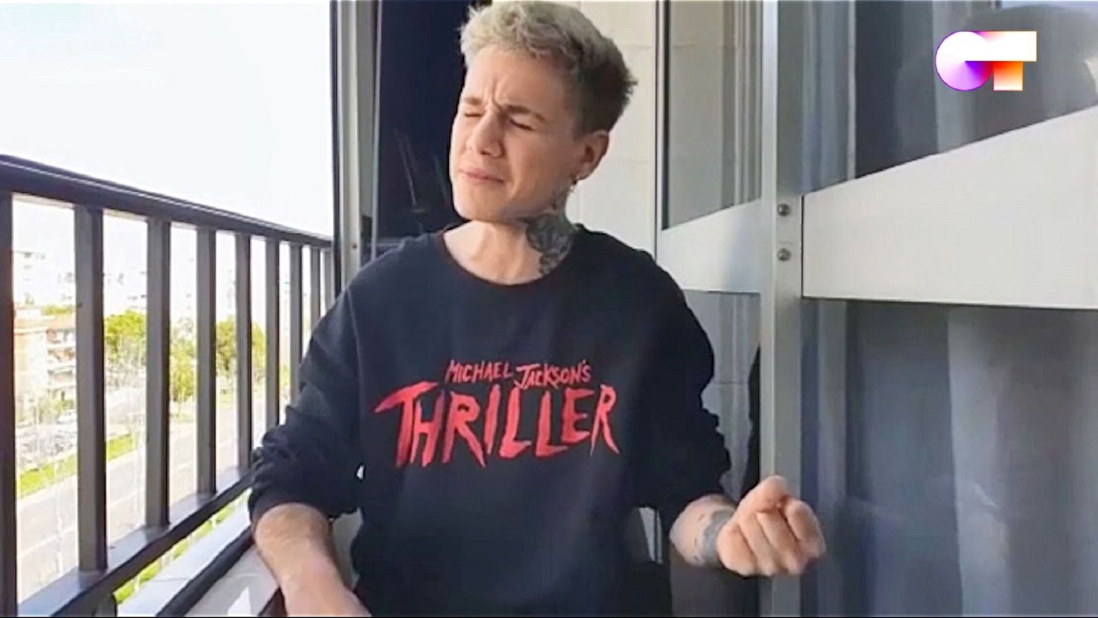 Hugo canta "Historia de un amor" en el tercer pase de micros de #QuedOTenCasa