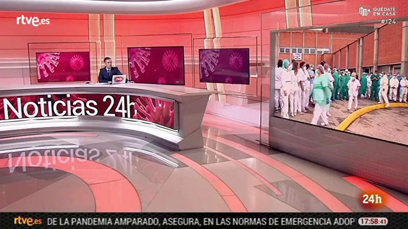 Los trabajadores del hospital Severo Ochoa de Leganés homenajean a un compañero fallecido con coronavirus
